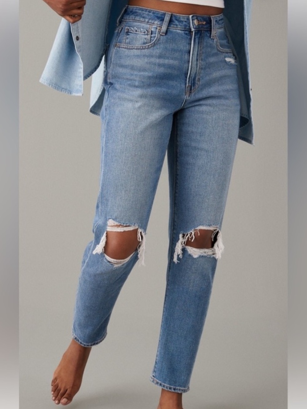 American Eagle Women 8 SHORT Medium Wash Distressed Denim High Rise Mom Jean